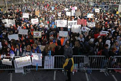 Binlerce kişiden silah protestosu