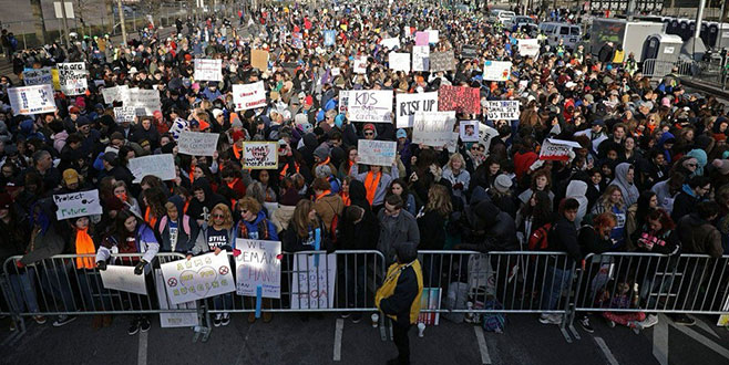 Binlerce kişiden silah protestosu