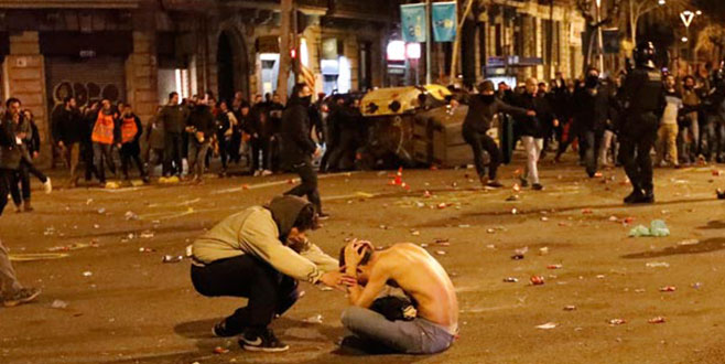 Katalonya’da göstericiler polisle çatıştı: 52 yaralı