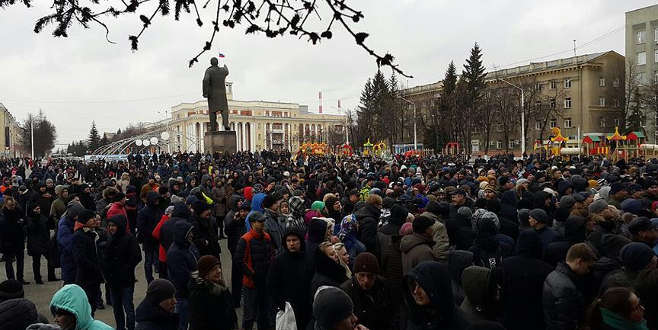 AVM faciasında ölü sayısına inanmayanlar sokağa indi