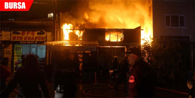 Geceyi alevler aydınlattı! 1 ev ve 2 işyeri küle döndü