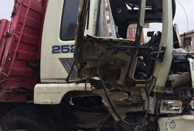 Freni patlayan kamyon duvara çarptı