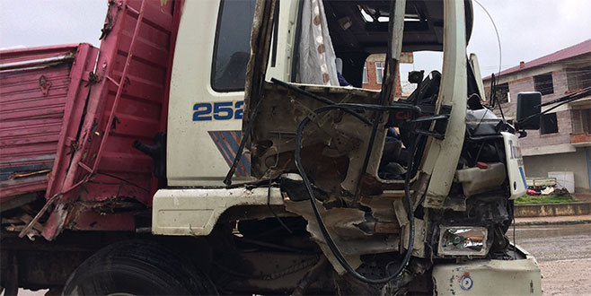 Freni patlayan kamyon duvara çarptı