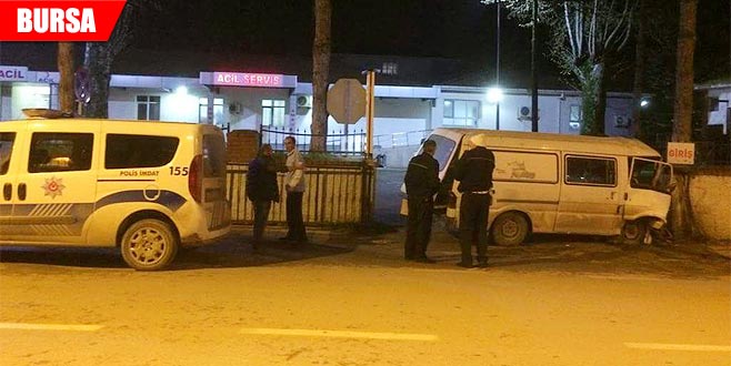 Hastanenin acil giriş duvarına çarptı