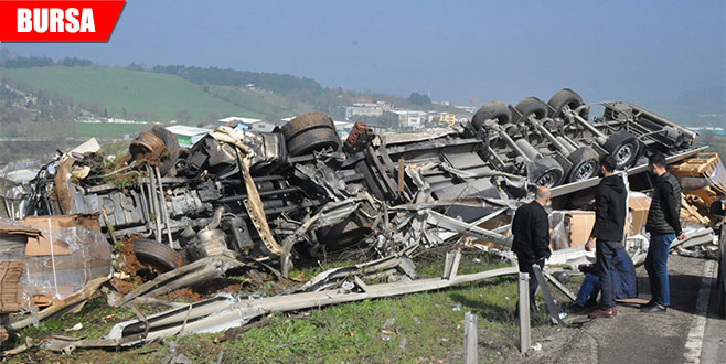 Karton yüklü TIR devrildi
