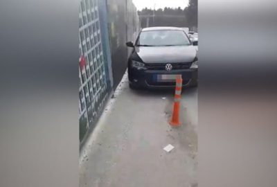 Yaya yoluna park eden arabaları ezip geçen adam