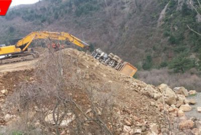 Yol çalışmasında hafriyat kamyonu devrildi