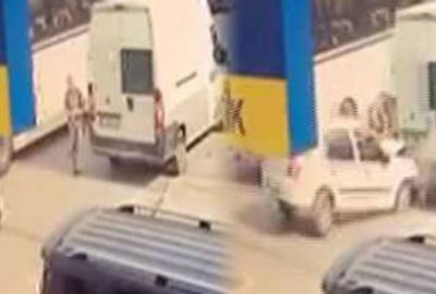 İki aracın arasında feci şekilde sıkıştı