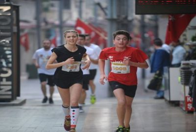 Bursa caddelerinde renkli görüntüler