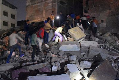 Aracın çarptığı asırlık bina yıkıldı:10 ölü