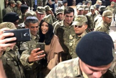 Mehmetçik’ten Hande Yener’e yoğun ilgi!