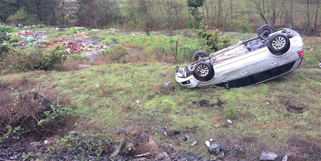 Otomobil tarlaya uçtu