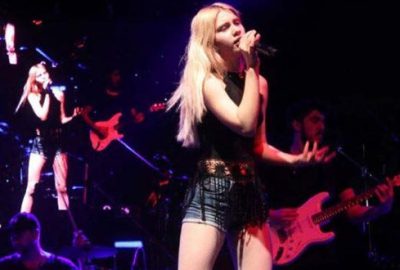 Sahnede hayatının şokunu yaşadı!