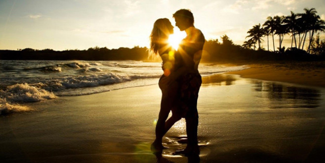 Sevdiğinin bir başkasıyla mutlu olduğunu görmekten daha acı bir şey varsa, o da ..