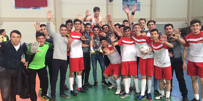 Liseliler salonda şov yapıyor