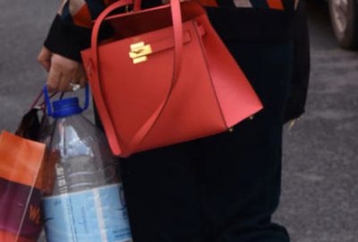 Ünlü isim ziyarete gittiği evden bir bidon zemzemle çıktı