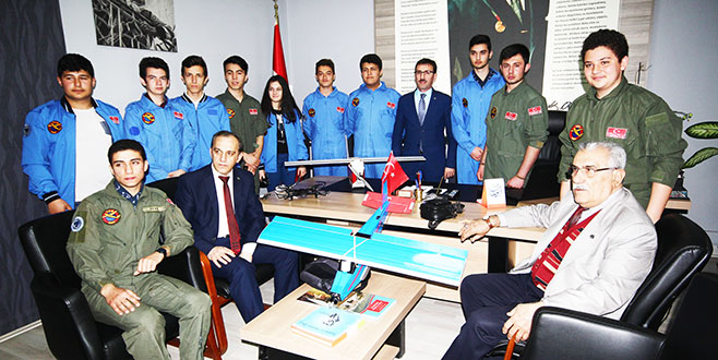 Genç Kanatlar uçaklarını tanıttı