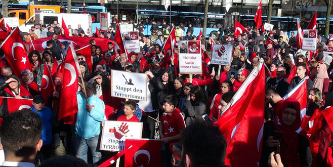 Almanya’daki Türklerden terör karşıtı gösteri
