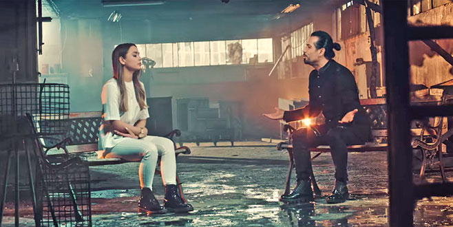 Kızıyla klip çekti