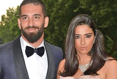 Eşinin ayağını yıkadı