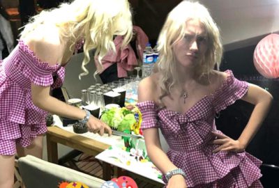 Genç şarkıcının kıyafetini gören şaştı kaldı!