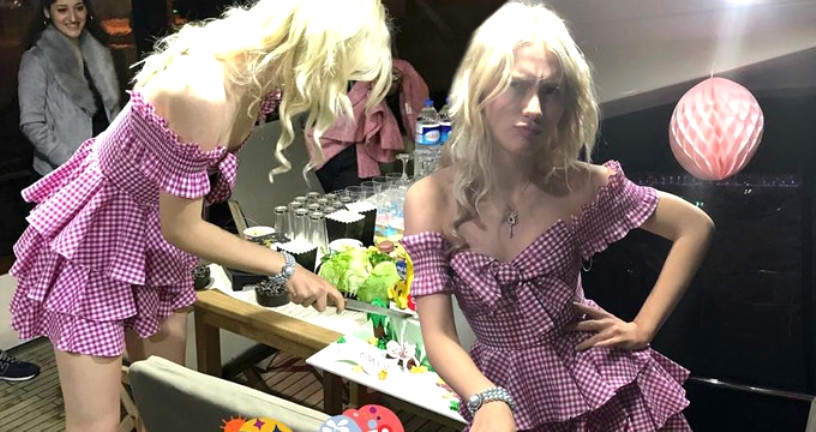 Genç şarkıcının kıyafetini gören şaştı kaldı!