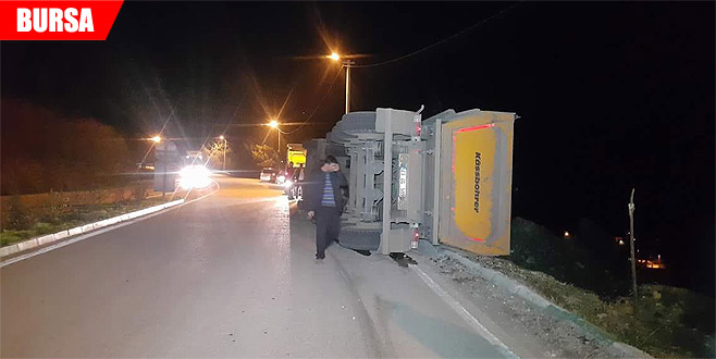 Kömür yüklü kamyon yan yattı