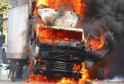 Patlayıcı yüklü TIR infilak etti