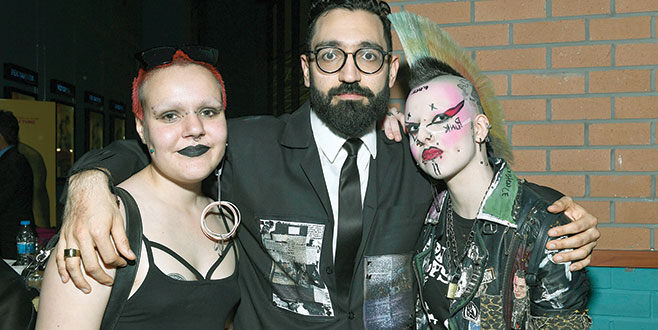 Galayı punk’çılar bastı