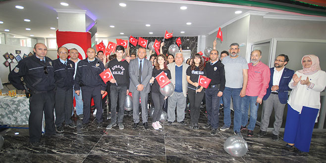 Öğrencilerden polise sürpriz