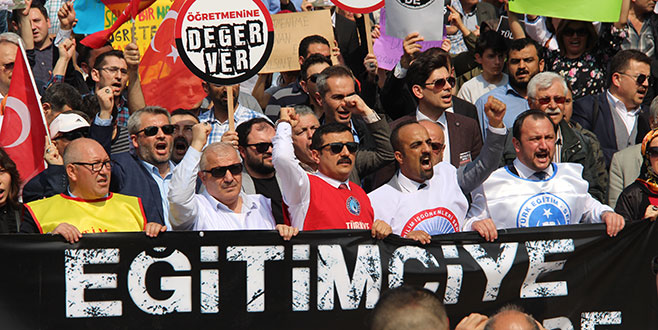 Öğretmenler ayakta: ‘Şiddet varsa ders yok’ Öğretmenler ayakta: ‘Şiddet varsa ders yok’