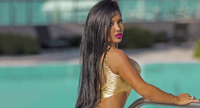 Arjantinli model, ela olan gözlerinin rengini açık yeşil yapmak için