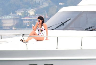 Ünlü şarkıcı deniz sezonunu açtı!