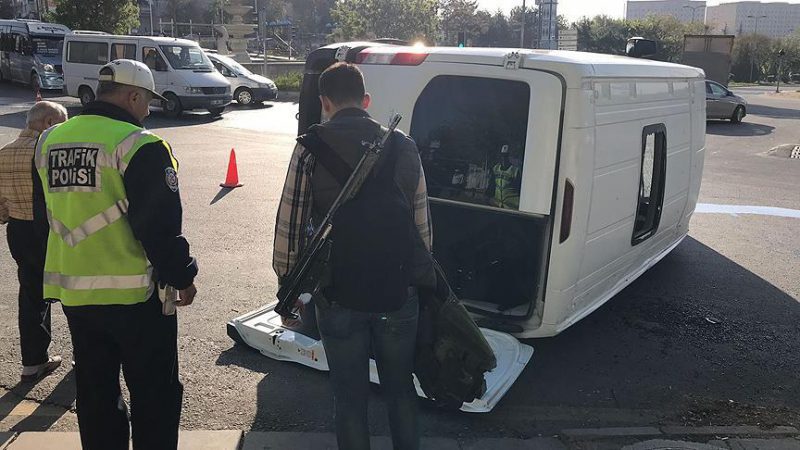 Ankara'da askeri personeli taşıyan servis aracı otomobille çarpıştı. Kazada 3