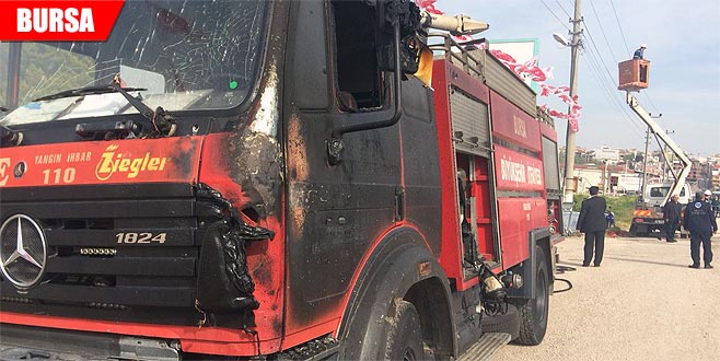 Alevlerin sıçradığı itfaiye aracını sulama tankeri söndürdü Alevlerin sıçradığı itfaiye aracını sulama tankeri söndürdü