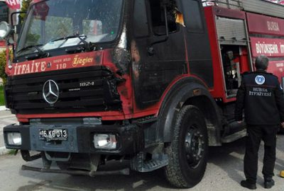 Yangını söndürmek isteyen itfaiye aracı alev aldı