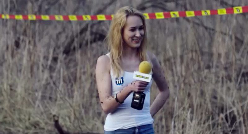 Motosiklet yarışında mücadele eden sporculardan biriyle röportaj yapmak isteyen güzel