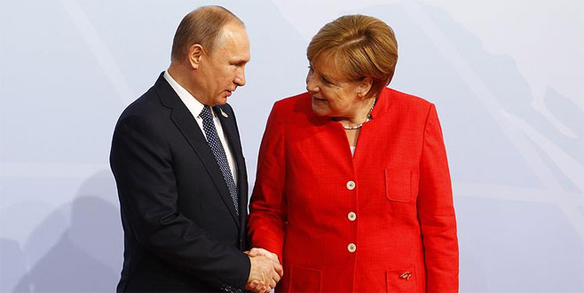Putin Merkel ile Suriye’yi görüştü