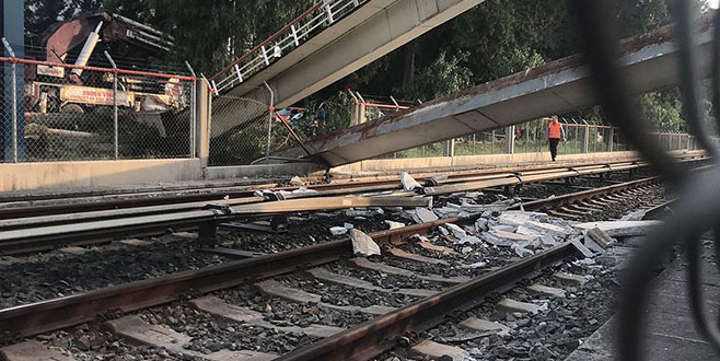 İzmir metro hattında üst geçit raylara çöktü İzmir metro hattında üst geçit raylara çöktü