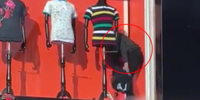 Ünlü oyuncuyu ‘Camlarda film var’ diyerek vitrinde soyundurdular