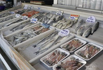 Tezgahları küçük tekneler dolduruyor