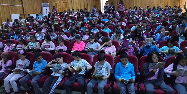 220 öğrenci birlikte kitap okudu