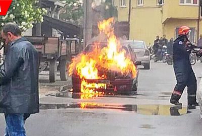 Seyir halindeki araç alev alev yandı
