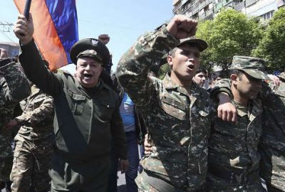 Ermenistan’da sıcak saatler! Protestolara askerler de katıldı!