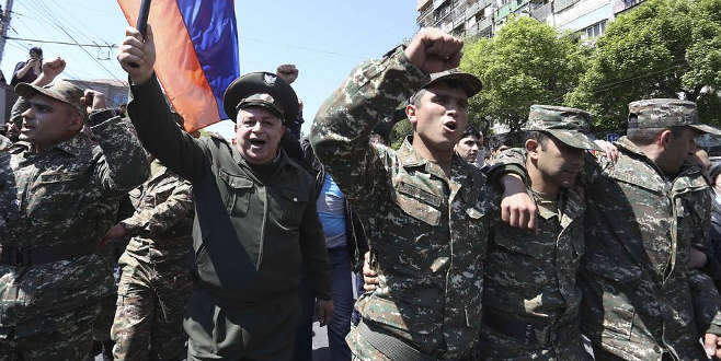 Ermenistan’da sıcak saatler! Protestolara askerler de katıldı!