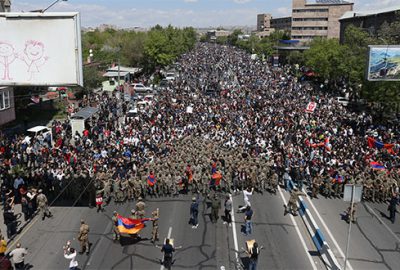 Askerler sokağa çıktı, Başbakan istifa etti