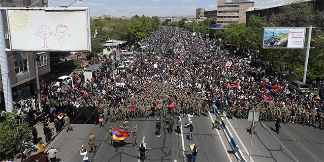 Askerler sokağa çıktı, Başbakan istifa etti
