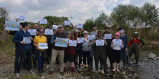 Öğrenciler İznik Gölü’nde Balık Göçü Günü’nü kutladı