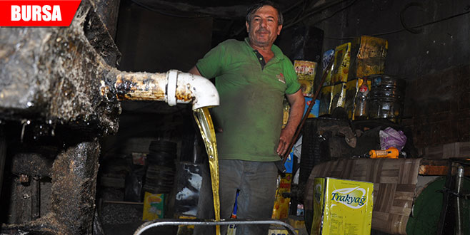 Asırlık makinede doğal ayçiçeği yağı üretiyor