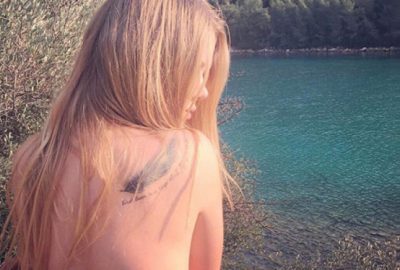 Genç oyuncu ‘Oh’ çekip yarı çıplak halde çimlere uzandı